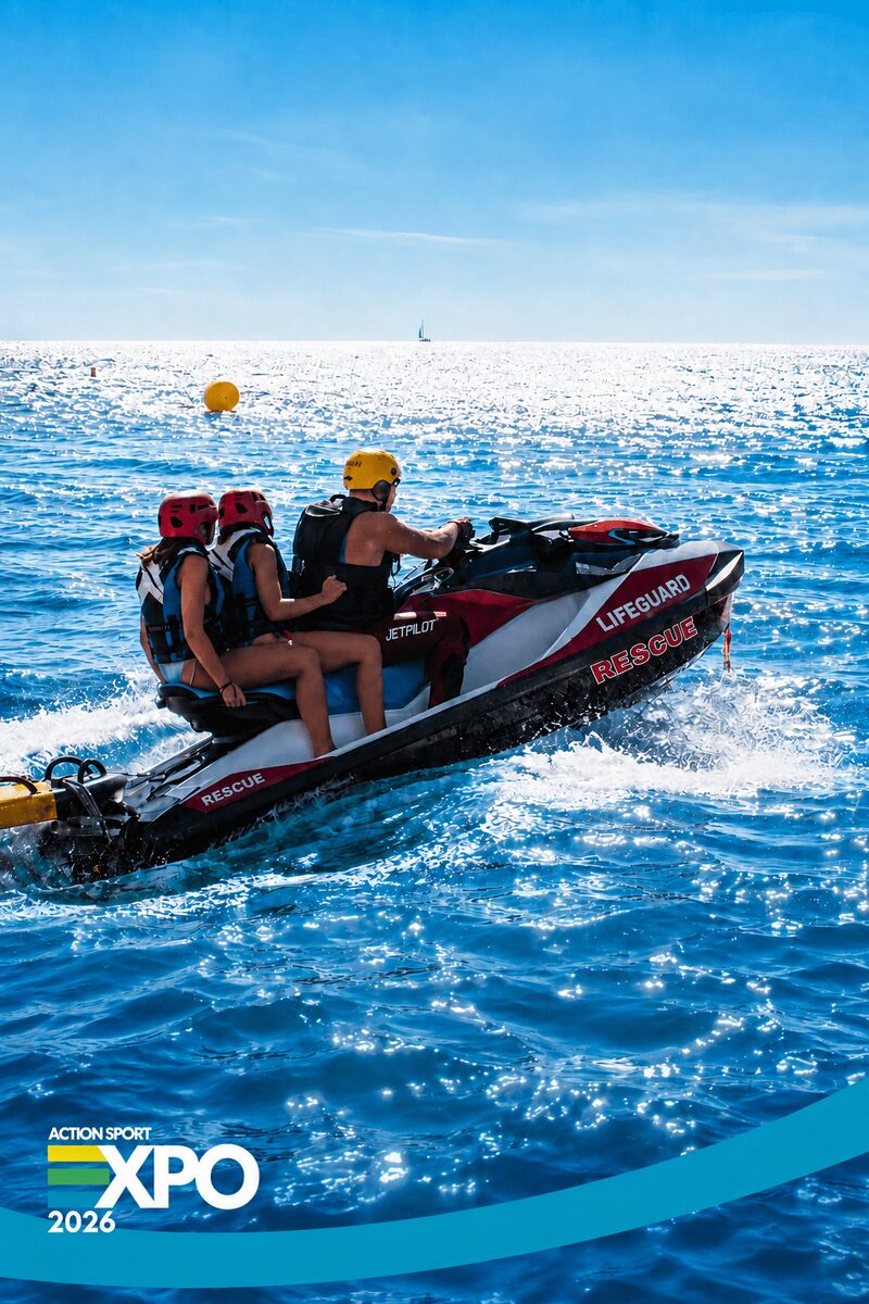 Moto d'acqua con i bagnini di salvataggio